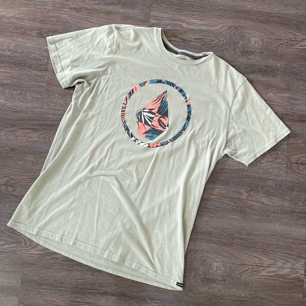 Men’s Volcom tee shirt